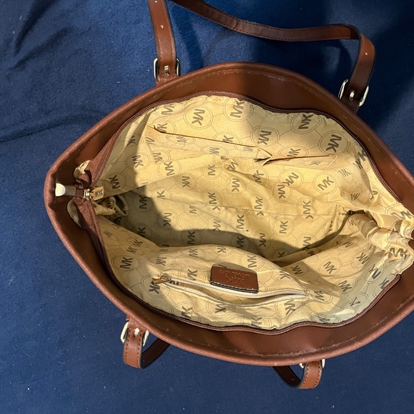 Michael Kors Designer Purse - Picture 8 of 9